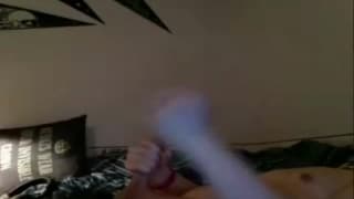 Emo transexual se masturba e ejacula.