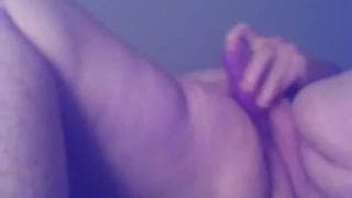 Uma mulher muito grande com um brinquedo sexual Uma mulher muito grande com um brinquedo sexual