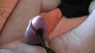 O vovô adora experimentar algo novo e radical para seu pênis O vovô adora experimentar algo novo e radical para seu pênis