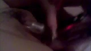 Se Masturbando com seu brinquedo elétrico na câmera Se Masturbando com seu brinquedo elétrico na câmera