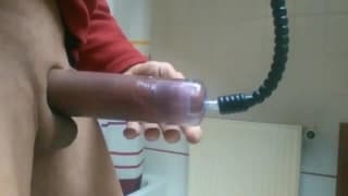 O cara bombeia seu pênis e muito mais. O cara bombeia seu pênis e muito mais.