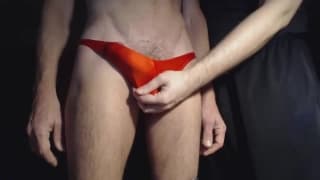 Garoto gay masturbou-se em casa com prazer