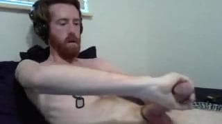 Ele mostra seu pênis enorme para você com uma punheta.