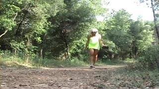 Em vários lugares, vemos o travesti exibicionista Em vários lugares, vemos o travesti exibicionista