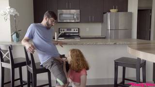 Abby é uma ruiva que não resiste a nenhum pau para foder