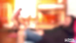 Daphne Klyde está liberando a sua bunda sexy pra esse cara.