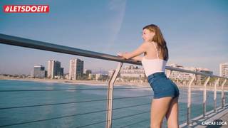 Bella prostituta russa se entrega ao ar livre