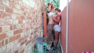 Duas lésbicas skatistas decidem transar em um beco Duas lésbicas skatistas decidem transar em um beco