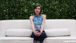 A morena faz um pau longo gozar em um casting A morena faz um pau longo gozar em um casting