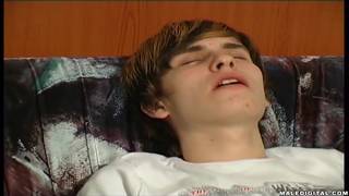 Este gay geme e gosta de tocar seu pau