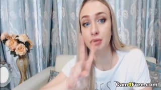 Linda ninfetinha loira se masturbando com seus brinquedos favoritos Linda ninfetinha loira se masturbando com seus brinquedos favoritos