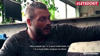 Uma meia-irmã de peitos grandes numa ménage à trois quente Uma meia-irmã de peitos grandes numa ménage à trois quente