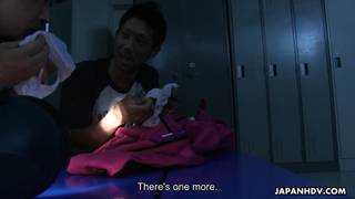 Sayaka Aishiro levanta sua bundinha para que seu namorado a excite