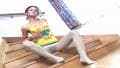 Morena sexy se toca sensualmente nas escadas