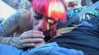 Putinha espanhola tatuada chupando a rola do velho no carro!