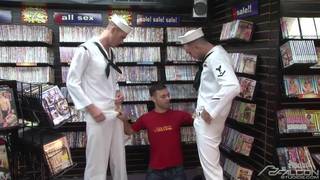 Dois marinheiros fodem o balconista em uma sex shop