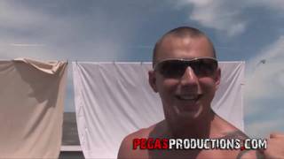 Muito sexo neste concurso de camisas molhadas com belas garotas