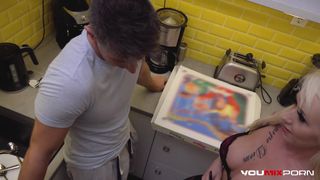 Loira safada que comer a piroca do entregador da pizza