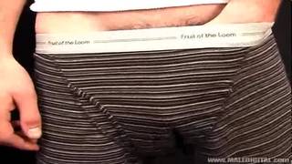 Seteve e um amigo decidem ficar nus e se masturbar pela primeira vez. Seteve e um amigo decidem ficar nus e se masturbar pela primeira vez.