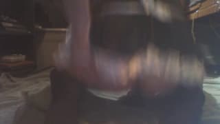 Gay vestido de empregada doméstica fodendo seu cuzinho com um vibrador Gay vestido de empregada doméstica fodendo seu cuzinho com um vibrador