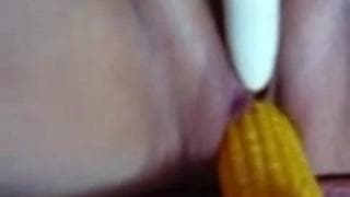 Usando brinquedos e se masturbando com a câmera em grande proximidade Usando brinquedos e se masturbando com a câmera em grande proximidade