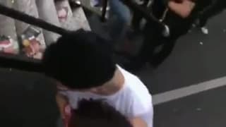 Sexo romântico em Berlim durante uma parada gay ao ar livre