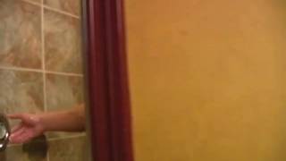 Homem mascarado se masturbando no chuveiro Homem mascarado se masturbando no chuveiro