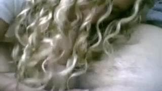 Garota loira empolgada chupa o pau do seu amante no carro Garota loira empolgada chupa o pau do seu amante no carro
