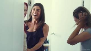 Duas garotas lésbicas encontram suas amigas se masturbando