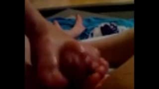 Sua garota o ajuda com os pés a se masturbar Sua garota o ajuda com os pés a se masturbar