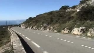 Travesti idoso provoca carros que passam Travesti idoso provoca carros que passam