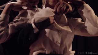 Derrick Pierce e Jill Kassidy em uma encenação picante Derrick Pierce e Jill Kassidy em uma encenação picante