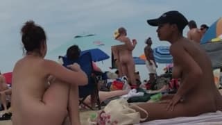 Homem ejacula em uma praia de nudismo Homem ejacula em uma praia de nudismo