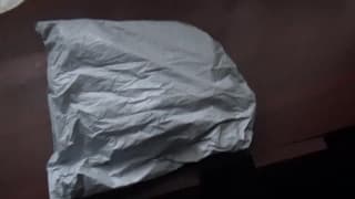 Homem enfiando bolinha tailandesa no cu