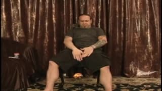 O roqueiro musculoso fuma enquanto se masturba O roqueiro musculoso fuma enquanto se masturba