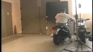 Um motociclista faz uma sessão de fotos gay