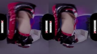 Ela o chupa e o monta em VR para nós