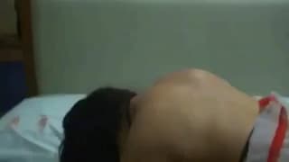 Ela fica como um cachorro em um vídeo amador Ela fica como um cachorro em um vídeo amador