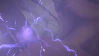 Masturbação e pegging com um grande vibrador preto Masturbação e pegging com um grande vibrador preto