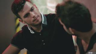 Paddy ficará feliz em saber que Axel Brook também é gay e o ama.