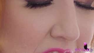 A loira e a morena compartilham um pau gostoso A loira e a morena compartilham um pau gostoso