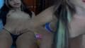 Duas bonequinhas lindas masturbam seus grandes paus na webcam