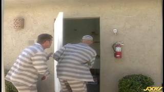 Dois caras escapam da prisão e fodem com os anfitriões Dois caras escapam da prisão e fodem com os anfitriões