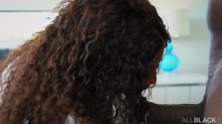 Uma foda ardente entre esta negra e seu negro de pau gigante