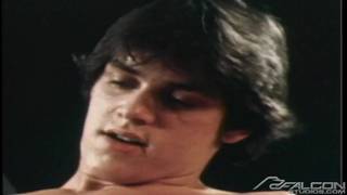 Jovem se masturba em pornô gay de qualidade vintage