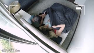 Duas jovens na cama transam com um amigo que acabou de chegar Duas jovens na cama transam com um amigo que acabou de chegar