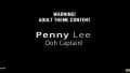 Penny Lee seduz com seu fato de capitana sexy e empolgada