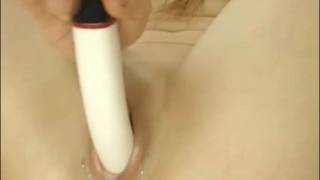 Essa loira amadora parece uma fonte