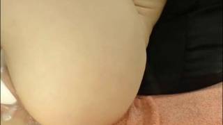 Essa loira amadora parece uma fonte