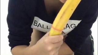 LiraShel se masturba com uma banana grande
